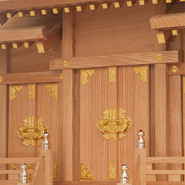 【神棚】　本欅 (けやき) 上品　屋根違い三社　金・中